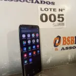 LOTE 005 - 01 - SAMSUNG GALAXY S8 64GB (NO ESTADO, NÃO SABEMOS SE FUNCIONA. LEILÃO NÃO TEM GARANTIA E NEM DEVOLUÇÃO, SUJEITO A POSSÍVEIS AVARIAS VISÍVEIS/OCULTAS E/OU AUSÊNCIA DE COMPONENTES)