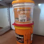 LOTE 477 - 01 BALDE DE TEXTURA E 01 BALDE DE SIKA IGOL ECO ASFALTO 18L. (NO ESTADO, LEILÃO NÃO TEM GARANTIA E NEM DEVOLUÇÃO, SUJEITO A POSSÍVEIS AVARIAS VISÍVEIS/OCULTAS E/OU AUSÊNCIA DE COMPONENTES).