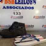 LOTE 133 - 02 – PARES DE CALÇADOS MASCULINO Nº 41 (NO ESTADO, NÃO SABEMOS SE FUNCIONA. LEILÃO NÃO TEM GARANTIA E NEM DEVOLUÇÃO, SUJEITO A POSSÍVEIS AVARIAS VISÍVEIS/OCULTAS E/OU AUSÊNCIA DE COMPONENTES)