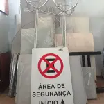 LOTE 486 - 02 PLACAS DE SINALIZAÇÃO E VÁRIAS BASES E TAMPOS DE MESAS. (NO ESTADO, LEILÃO NÃO TEM GARANTIA E NEM DEVOLUÇÃO, SUJEITO A POSSÍVEIS AVARIAS VISÍVEIS/OCULTAS E/OU AUSÊNCIA DE COMPONENTES).