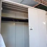 LOTE 508 - 01 ARMÁRIO DE AÇO COM 02 PORTAS E 01 PRATELEIRA. (NO ESTADO, LEILÃO NÃO TEM GARANTIA E NEM DEVOLUÇÃO, SUJEITO A POSSÍVEIS AVARIAS VISÍVEIS/OCULTAS E/OU AUSÊNCIA DE COMPONENTES).