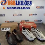 LOTE 237 - 02 – PARES DE CALÇADOS MASCULINO Nº 42 (NO ESTADO, NÃO SABEMOS SE FUNCIONA. LEILÃO NÃO TEM GARANTIA E NEM DEVOLUÇÃO, SUJEITO A POSSÍVEIS AVARIAS VISÍVEIS/OCULTAS E/OU AUSÊNCIA DE COMPONENTES)