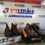 LOTE 223 - 02 – PARES DE CALÇADOS MASCULINO Nº 42 (NO ESTADO, NÃO SABEMOS SE FUNCIONA. LEILÃO NÃO TEM GARANTIA E NEM DEVOLUÇÃO, SUJEITO A POSSÍVEIS AVARIAS VISÍVEIS/OCULTAS E/OU AUSÊNCIA DE COMPONENTES)