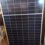 LOTE 015 - 01 - PAINEL SOLAR FOTOVOLTAICO (NO ESTADO, NÃO SABEMOS SE FUNCIONA. LEILÃO NÃO TEM GARANTIA E NEM DEVOLUÇÃO, SUJEITO A POSSÍVEIS AVARIAS VISÍVEIS/OCULTAS E/OU AUSÊNCIA DE COMPONENTES)