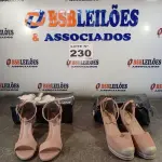 LOTE 230 - 02 – PARES DE CALÇADOS FEMININO Nº 34 (NO ESTADO, NÃO SABEMOS SE FUNCIONA. LEILÃO NÃO TEM GARANTIA E NEM DEVOLUÇÃO, SUJEITO A POSSÍVEIS AVARIAS VISÍVEIS/OCULTAS E/OU AUSÊNCIA DE COMPONENTES)