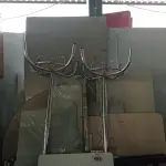 LOTE 486 - 02 PLACAS DE SINALIZAÇÃO E VÁRIAS BASES E TAMPOS DE MESAS. (NO ESTADO, LEILÃO NÃO TEM GARANTIA E NEM DEVOLUÇÃO, SUJEITO A POSSÍVEIS AVARIAS VISÍVEIS/OCULTAS E/OU AUSÊNCIA DE COMPONENTES).