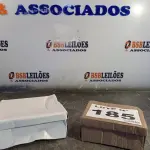 LOTE 185 - 02 – PARES DE CALÇADOS INFANTIL Nº 23 (NO ESTADO, NÃO SABEMOS SE FUNCIONA. LEILÃO NÃO TEM GARANTIA E NEM DEVOLUÇÃO, SUJEITO A POSSÍVEIS AVARIAS VISÍVEIS/OCULTAS E/OU AUSÊNCIA DE COMPONENTES)