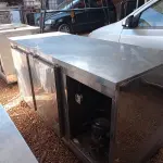 LOTE 513 - 01 BALCÃO EM INOX REFRIGERADO COM 02 PORTAS. (NO ESTADO, LEILÃO NÃO TEM GARANTIA E NEM DEVOLUÇÃO, SUJEITO A POSSÍVEIS AVARIAS VISÍVEIS/OCULTAS E/OU AUSÊNCIA DE COMPONENTES).