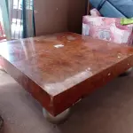 LOTE 493 - 01 MESA DE CENTRO EM MADEIRA LAQUEADA. (NO ESTADO, LEILÃO NÃO TEM GARANTIA E NEM DEVOLUÇÃO, SUJEITO A POSSÍVEIS AVARIAS VISÍVEIS/OCULTAS E/OU AUSÊNCIA DE COMPONENTES).
