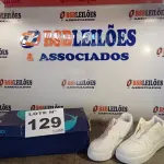 LOTE 129 - 02 – PARES DE CALÇADOS MASCULINO Nº 43 (NO ESTADO, NÃO SABEMOS SE FUNCIONA. LEILÃO NÃO TEM GARANTIA E NEM DEVOLUÇÃO, SUJEITO A POSSÍVEIS AVARIAS VISÍVEIS/OCULTAS E/OU AUSÊNCIA DE COMPONENTES)