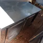 LOTE 513 - 01 BALCÃO EM INOX REFRIGERADO COM 02 PORTAS. (NO ESTADO, LEILÃO NÃO TEM GARANTIA E NEM DEVOLUÇÃO, SUJEITO A POSSÍVEIS AVARIAS VISÍVEIS/OCULTAS E/OU AUSÊNCIA DE COMPONENTES).