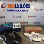 LOTE 159 - 02 – PARES DE CALÇADOS MASCULINO Nº 43 (NO ESTADO, NÃO SABEMOS SE FUNCIONA. LEILÃO NÃO TEM GARANTIA E NEM DEVOLUÇÃO, SUJEITO A POSSÍVEIS AVARIAS VISÍVEIS/OCULTAS E/OU AUSÊNCIA DE COMPONENTES)