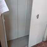 LOTE 508 - 01 ARMÁRIO DE AÇO COM 02 PORTAS E 01 PRATELEIRA. (NO ESTADO, LEILÃO NÃO TEM GARANTIA E NEM DEVOLUÇÃO, SUJEITO A POSSÍVEIS AVARIAS VISÍVEIS/OCULTAS E/OU AUSÊNCIA DE COMPONENTES).
