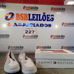 LOTE 227 - 02 – PARES DE CALÇADOS MASCULINO Nº 42 (NO ESTADO, NÃO SABEMOS SE FUNCIONA. LEILÃO NÃO TEM GARANTIA E NEM DEVOLUÇÃO, SUJEITO A POSSÍVEIS AVARIAS VISÍVEIS/OCULTAS E/OU AUSÊNCIA DE COMPONENTES)