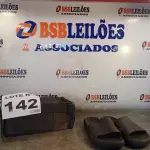 LOTE 142 - 02 – PARES DE CALÇADOS FEMININO Nº 38 (NO ESTADO, NÃO SABEMOS SE FUNCIONA. LEILÃO NÃO TEM GARANTIA E NEM DEVOLUÇÃO, SUJEITO A POSSÍVEIS AVARIAS VISÍVEIS/OCULTAS E/OU AUSÊNCIA DE COMPONENTES)