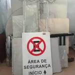 LOTE 486 - 02 PLACAS DE SINALIZAÇÃO E VÁRIAS BASES E TAMPOS DE MESAS. (NO ESTADO, LEILÃO NÃO TEM GARANTIA E NEM DEVOLUÇÃO, SUJEITO A POSSÍVEIS AVARIAS VISÍVEIS/OCULTAS E/OU AUSÊNCIA DE COMPONENTES).