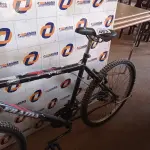 LOTE 483 - 01 BICICLETA ARO 26. (NO ESTADO, LEILÃO NÃO TEM GARANTIA E NEM DEVOLUÇÃO, SUJEITO A POSSÍVEIS AVARIAS VISÍVEIS/OCULTAS E/OU AUSÊNCIA DE COMPONENTES).