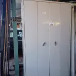 LOTE 508 - 01 ARMÁRIO DE AÇO COM 02 PORTAS E 01 PRATELEIRA. (NO ESTADO, LEILÃO NÃO TEM GARANTIA E NEM DEVOLUÇÃO, SUJEITO A POSSÍVEIS AVARIAS VISÍVEIS/OCULTAS E/OU AUSÊNCIA DE COMPONENTES).
