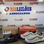 LOTE 237 - 02 – PARES DE CALÇADOS MASCULINO Nº 42 (NO ESTADO, NÃO SABEMOS SE FUNCIONA. LEILÃO NÃO TEM GARANTIA E NEM DEVOLUÇÃO, SUJEITO A POSSÍVEIS AVARIAS VISÍVEIS/OCULTAS E/OU AUSÊNCIA DE COMPONENTES)