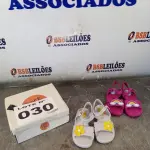 LOTE 030 - 03 – PARES DE CALÇADOS INFANTIL Nº 25 (NO ESTADO, NÃO SABEMOS SE FUNCIONA. LEILÃO NÃO TEM GARANTIA E NEM DEVOLUÇÃO, SUJEITO A POSSÍVEIS AVARIAS VISÍVEIS/OCULTAS E/OU AUSÊNCIA DE COMPONENTES)