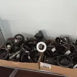 LOTE 484 - 01 LOTE COM VÁRIAS LUMINÁRIAS. (NO ESTADO, LEILÃO NÃO TEM GARANTIA E NEM DEVOLUÇÃO, SUJEITO A POSSÍVEIS AVARIAS VISÍVEIS/OCULTAS E/OU AUSÊNCIA DE COMPONENTES).