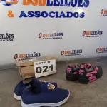 LOTE 021 - 02 – PARES DE CALÇADOS INFANTIL Nº 31 (NO ESTADO, NÃO SABEMOS SE FUNCIONA. LEILÃO NÃO TEM GARANTIA E NEM DEVOLUÇÃO, SUJEITO A POSSÍVEIS AVARIAS VISÍVEIS/OCULTAS E/OU AUSÊNCIA DE COMPONENTES)