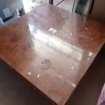 LOTE 493 - 01 MESA DE CENTRO EM MADEIRA LAQUEADA. (NO ESTADO, LEILÃO NÃO TEM GARANTIA E NEM DEVOLUÇÃO, SUJEITO A POSSÍVEIS AVARIAS VISÍVEIS/OCULTAS E/OU AUSÊNCIA DE COMPONENTES).