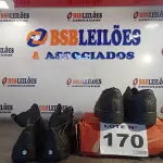 LOTE 170 - 02 – PARES DE CALÇADOS MASCULINO Nº 42 (NO ESTADO, NÃO SABEMOS SE FUNCIONA. LEILÃO NÃO TEM GARANTIA E NEM DEVOLUÇÃO, SUJEITO A POSSÍVEIS AVARIAS VISÍVEIS/OCULTAS E/OU AUSÊNCIA DE COMPONENTES)