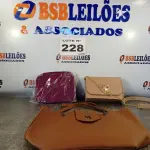 LOTE 228 - 03 - BOLSAS FEMININAS (NO ESTADO, NÃO SABEMOS SE FUNCIONA. LEILÃO NÃO TEM GARANTIA E NEM DEVOLUÇÃO, SUJEITO A POSSÍVEIS AVARIAS VISÍVEIS/OCULTAS E/OU AUSÊNCIA DE COMPONENTES)