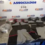 LOTE 239 - 07 – PEÇAS DE ROUPAS FEMININAS (NO ESTADO, NÃO SABEMOS SE FUNCIONA. LEILÃO NÃO TEM GARANTIA E NEM DEVOLUÇÃO, SUJEITO A POSSÍVEIS AVARIAS VISÍVEIS/OCULTAS E/OU AUSÊNCIA DE COMPONENTES)