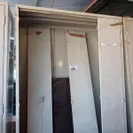 LOTE 507 - 01 ARMÁRIO DE AÇO COM AVARIAS. (NO ESTADO, LEILÃO NÃO TEM GARANTIA E NEM DEVOLUÇÃO, SUJEITO A POSSÍVEIS AVARIAS VISÍVEIS/OCULTAS E/OU AUSÊNCIA DE COMPONENTES).