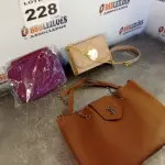 LOTE 228 - 03 - BOLSAS FEMININAS (NO ESTADO, NÃO SABEMOS SE FUNCIONA. LEILÃO NÃO TEM GARANTIA E NEM DEVOLUÇÃO, SUJEITO A POSSÍVEIS AVARIAS VISÍVEIS/OCULTAS E/OU AUSÊNCIA DE COMPONENTES)