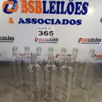 LOTE 365 - 10 - GARRAFAS DE VIDRO (NO ESTADO, NÃO SABEMOS SE FUNCIONA. LEILÃO NÃO TEM GARANTIA E NEM DEVOLUÇÃO, SUJEITO A POSSÍVEIS AVARIAS VISÍVEIS/OCULTAS E/OU AUSÊNCIA DE COMPONENTES)