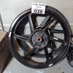 LOTE 039 - 01 PAR DE RODAS DE LIGA LEVE PARA MOTOS ARO 18. (NO ESTADO, LEILÃO NÃO TEM GARANTIA E NEM DEVOLUÇÃO, SUJEITO A POSSÍVEIS AVARIAS VISÍVEIS/OCULTAS E/OU AUSÊNCIA DE COMPONENTES).