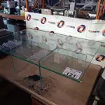 LOTE 121 - 01 MESA DE CENTRO DE VIDRO. (NO ESTADO, LEILÃO NÃO TEM GARANTIA E NEM DEVOLUÇÃO, SUJEITO A POSSÍVEIS AVARIAS VISÍVEIS/OCULTAS E/OU AUSÊNCIA DE COMPONENTES).