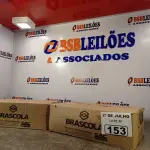 LOTE 153 - 02 CAIXAS COM COLA TUBO ST 175G COM 15 FRASCOS CADA. (NO ESTADO, LEILÃO NÃO TEM GARANTIA E NEM DEVOLUÇÃO, SUJEITO A POSSÍVEIS AVARIAS VISÍVEIS/OCULTAS E/OU AUSÊNCIA DE COMPONENTES).