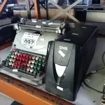 LOTE 092 - 01 MÁQUINA DE ESCREVER E 01 NOBREAK MARCA SMS. (NO ESTADO, LEILÃO NÃO TEM GARANTIA E NEM DEVOLUÇÃO, SUJEITO A POSSÍVEIS AVARIAS VISÍVEIS/OCULTAS E/OU AUSÊNCIA DE COMPONENTES).
