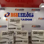 LOTE 138 - 04 CAIXAS COM ADESIVO DE SILICONE BRANCO. (NO ESTADO, LEILÃO NÃO TEM GARANTIA E NEM DEVOLUÇÃO, SUJEITO A POSSÍVEIS AVARIAS VISÍVEIS/OCULTAS E/OU AUSÊNCIA DE COMPONENTES).