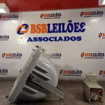 LOTE 103 - 01 LUMINÁRIA DE PÁTIO. (NO ESTADO, LEILÃO NÃO TEM GARANTIA E NEM DEVOLUÇÃO, SUJEITO A POSSÍVEIS AVARIAS VISÍVEIS/OCULTAS E/OU AUSÊNCIA DE COMPONENTES).
