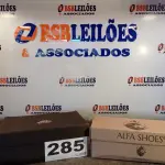 LOTE 285 - 02 – PARES DE CALÇADOS MASCULINO Nº 38 (NO ESTADO, NÃO SABEMOS SE FUNCIONA. LEILÃO NÃO TEM GARANTIA E NEM DEVOLUÇÃO, SUJEITO A POSSÍVEIS AVARIAS VISÍVEIS/OCULTAS E/OU AUSÊNCIA DE COMPONENTES)