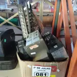 LOTE 081 - 01 CAIXA COM EQUIPAMENTOS DE ÁUDIO E VÍDEO. (NO ESTADO, LEILÃO NÃO TEM GARANTIA E NEM DEVOLUÇÃO, SUJEITO A POSSÍVEIS AVARIAS VISÍVEIS/OCULTAS E/OU AUSÊNCIA DE COMPONENTES).