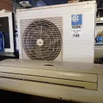 LOTE 146 - 01 AR CONDICIONADO MARCA YORK 24.000 BTU. (NO ESTADO, LEILÃO NÃO TEM GARANTIA E NEM DEVOLUÇÃO, SUJEITO A POSSÍVEIS AVARIAS VISÍVEIS/OCULTAS E/OU AUSÊNCIA DE COMPONENTES).