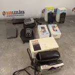 LOTE 005 - 04 APARELHOS DE TELEFONE, 02 MÁQUINAS FOTOGRÁFICAS E ACESSÓRIOS DIVERSOS. (NO ESTADO, LEILÃO NÃO TEM GARANTIA E NEM DEVOLUÇÃO, SUJEITO A POSSÍVEIS AVARIAS VISÍVEIS/OCULTAS E/OU AUSÊNCIA DE COMPONENTES).