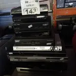 LOTE 143 - 06 APARELHOS DE DVD E 04 RECEPTORES DE SINAL MARCAS E MODELOS DIVERSOS PARA RETIRADA DE PEÇAS. (NO ESTADO, LEILÃO NÃO TEM GARANTIA E NEM DEVOLUÇÃO, SUJEITO A POSSÍVEIS AVARIAS VISÍVEIS/OCULTAS E/OU AUSÊNCIA DE COMPONENTES).