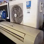 LOTE 146 - 01 AR CONDICIONADO MARCA YORK 24.000 BTU. (NO ESTADO, LEILÃO NÃO TEM GARANTIA E NEM DEVOLUÇÃO, SUJEITO A POSSÍVEIS AVARIAS VISÍVEIS/OCULTAS E/OU AUSÊNCIA DE COMPONENTES).