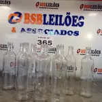 LOTE 365 - 10 - GARRAFAS DE VIDRO (NO ESTADO, NÃO SABEMOS SE FUNCIONA. LEILÃO NÃO TEM GARANTIA E NEM DEVOLUÇÃO, SUJEITO A POSSÍVEIS AVARIAS VISÍVEIS/OCULTAS E/OU AUSÊNCIA DE COMPONENTES)