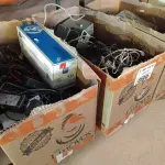 LOTE 089 - 01 LOTE COM GRANDE QUANTIDADE DE CABOS E FONTES MARCAS E MODELOS DIVERSOS. (NO ESTADO, LEILÃO NÃO TEM GARANTIA E NEM DEVOLUÇÃO, SUJEITO A POSSÍVEIS AVARIAS VISÍVEIS/OCULTAS E/OU AUSÊNCIA DE COMPONENTES).