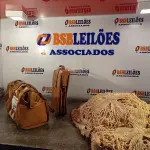 LOTE 072 - 02 BOLSAS FEMININAS E 01 CORTINA. (NO ESTADO, LEILÃO NÃO TEM GARANTIA E NEM DEVOLUÇÃO, SUJEITO A POSSÍVEIS AVARIAS VISÍVEIS/OCULTAS E/OU AUSÊNCIA DE COMPONENTES).