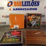 LOTE 396 - 01 LOTE COM GRANDE QUANTIDADE DE VINIL TÍTULOS DIVERSOS. (NO ESTADO, LEILÃO NÃO TEM GARANTIA E NEM DEVOLUÇÃO, SUJEITO A POSSÍVEIS AVARIAS VISÍVEIS/OCULTAS E/OU AUSÊNCIA DE COMPONENTES).