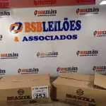 LOTE 253 - 02 CAIXAS COM COLA TUBO ST 175G COM 15 FRASCOS CADA. (NO ESTADO, LEILÃO NÃO TEM GARANTIA E NEM DEVOLUÇÃO, SUJEITO A POSSÍVEIS AVARIAS VISÍVEIS/OCULTAS E/OU AUSÊNCIA DE COMPONENTES).
